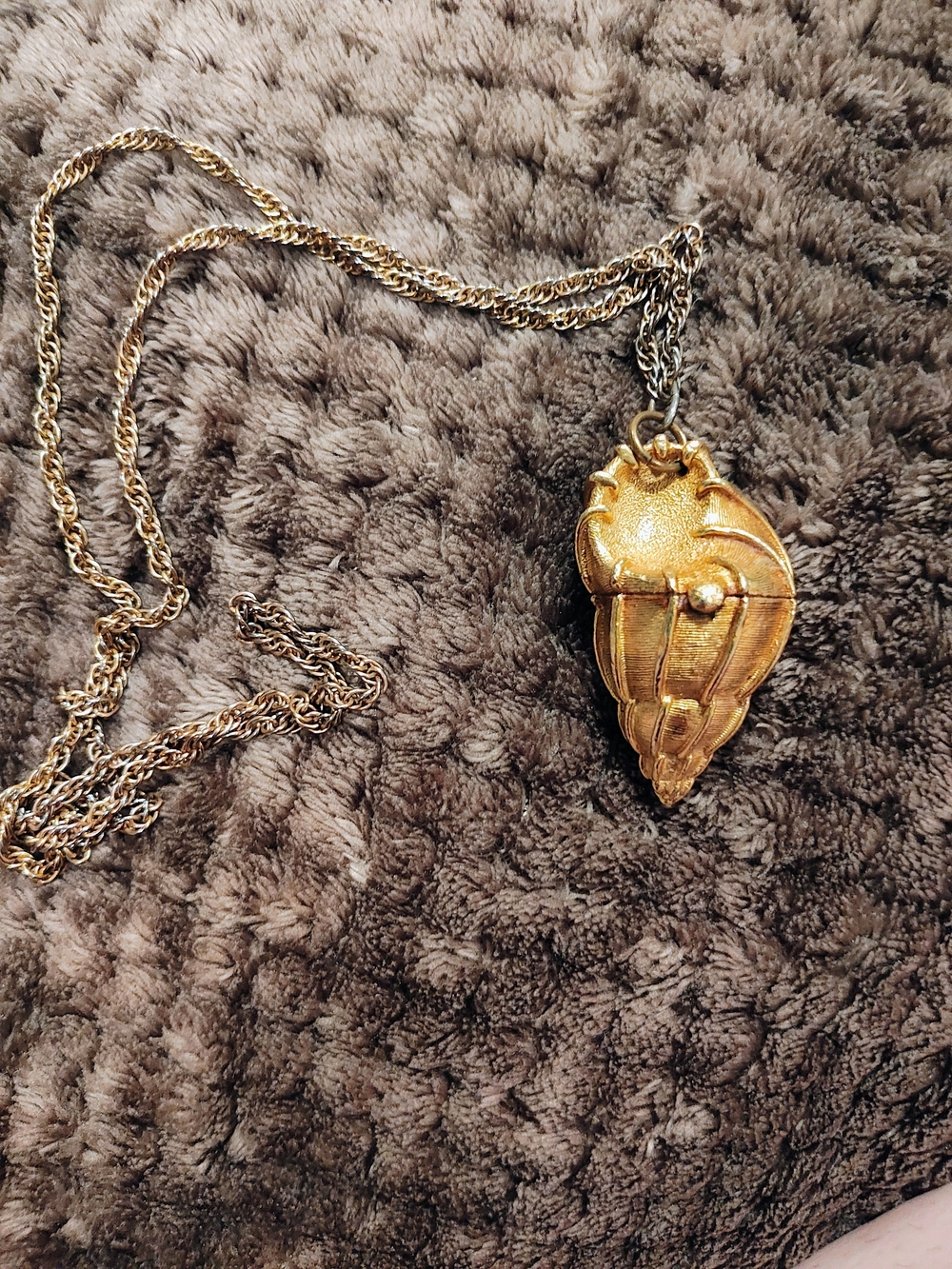 Estee Lauder Gold-tone Shell Pendant Necklace - Picture 2 of 5